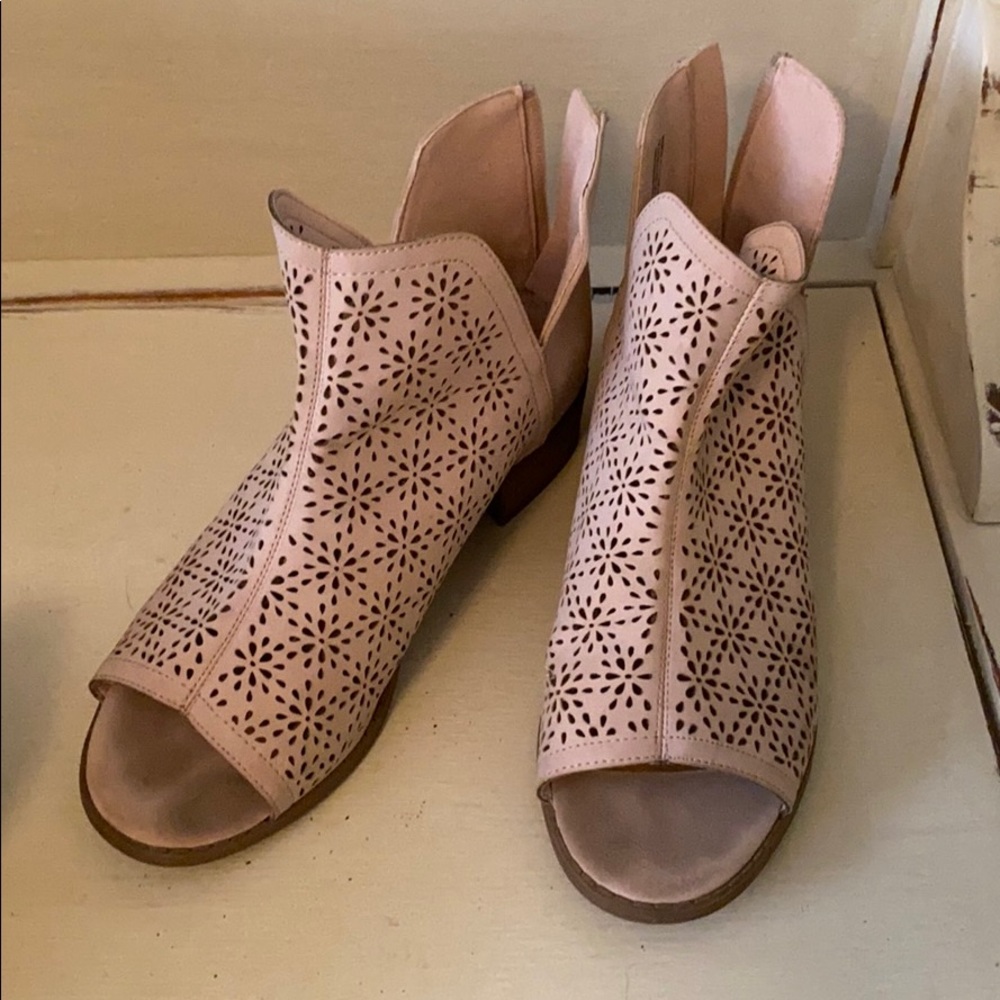 🍋3/$15 Pale Pink Back ZIP Peep Toe Booties
